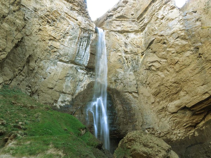 آبشار خروشان خُبکندی در روستای مرآن